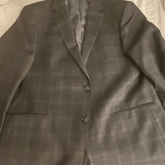 Brand new never worn single-breasted modern charcoal suit. Size 44R. - Picture 4 of 4